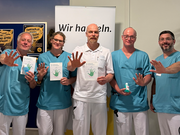 Hygieneteam und Mitarbeitende des Evangelischen Amalie Sieveking Krankenhauses informieren beim Aktionstag über die 5 Momente der Händehygiene.