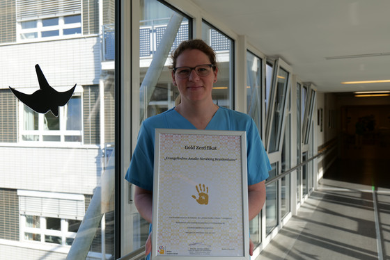 Hygienefachkraft Tina Köpke mit dem Gold Zertifikat