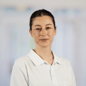 Portraitfoto von Dr. med. Melanie Schreck, Ärztin in Weiterbildung in der Klinik für Allgemein-, Viszeral- und koloproktologische Chirurgie im Evangelischen Amalie Sieveking Krankenhaus in Hamburg-Volksdorf.