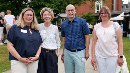 Prof. Dr. med. Ernst von Dobschütz mit Mitarbeitenden beim Sommerfest 2026 auf dem Gesundheitscampus Volksdorf des Evangelischen Amalie Sieveking Krankenhauses, der Residenz am Wiesenkamp, des Feierabendhauses Volksdorf und der Albertinen Kindertagesstätte Volksdorf.