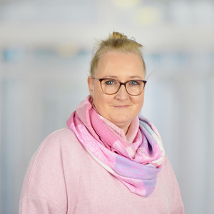 Portraitfoto Stephanie Rittierodt, Sekretariat und Teamassistenz, Klinik Geriatrie und Physikalische Medizin, Klinik für Anästhesiologie und Intensivmedizin, Evangelisches Amalie Sieveking Krankenhaus, Hamburg