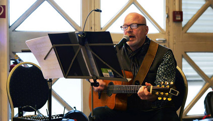 Rainer Bothe an der Gitarre vor einem Notenständer bei der Weihnachtsfeier 2025 von Amalie Sieveking Krankenhaus, Residenz am Wiesenkamp, Feierabendhaus Volksdorf und Albertinen Kindertagesstätte Volksdorf auf dem Gesundheitscampus Volksdorf in Hamburg Rainer Bothe an der Gitarre vor einem Notenständer bei der Weihnachtsfeier 2025 von Amalie Sieveking Krankenhaus, Residenz am Wiesenkamp, Feierabendhaus Volksdorf und Albertinen Kindertagesstätte Volksdorf auf dem Gesundheitscampus Volksdorf in Hamburg