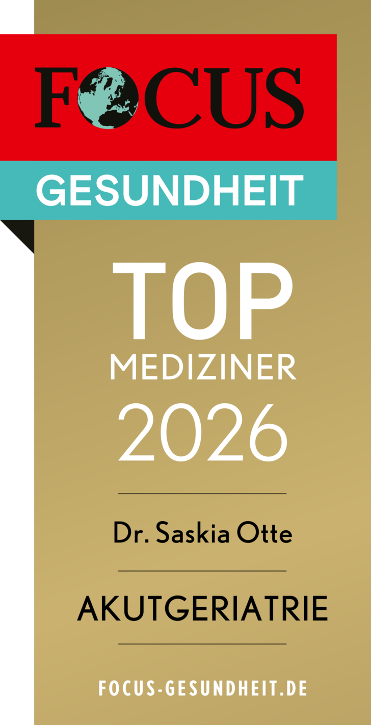 Das Siegel Focus Gesundheit Top Mediziner 2026 Akutgeriatrie mit Text, Focus-Logo und goldfarbenem Hintergrund für Dr. med. Saskia Otte, Chefärztin Klinik für Geriatrie und Physikalische Medizin im Amalie Sieveking Krankenhaus in Hamburg.