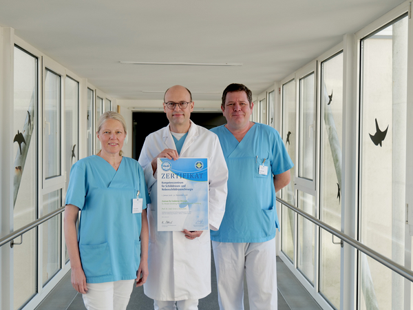 Prof. Dr. med. Ernst von Dobschuetz präsentiert gemeinsam mit Dr. Wittek und Dr. Gnoss das DGAV-Zertifikat als Kompetenzzentrum für Schilddrüsen- und Nebenschilddrüsenchirurgie im Evangelischen Amalie Sieveking Krankenhaus.