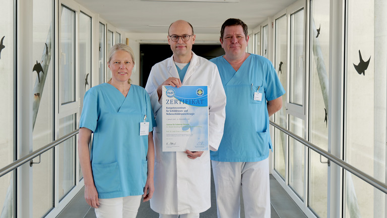 Prof. Dr. med. Ernst von Dobschuetz präsentiert gemeinsam mit Dr. Wittek und Dr. Gnoss das DGAV-Zertifikat als Kompetenzzentrum für Schilddrüsen- und Nebenschilddrüsenchirurgie im Evangelischen Amalie Sieveking Krankenhaus.