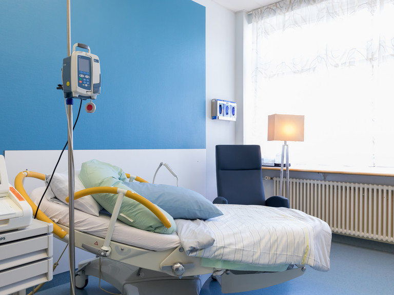 Ein leeres Bett steht in einem Kreißsaal - Evangelisches Amalie Sieveking Krankenhaus Hamburg - Kaiserschnitt