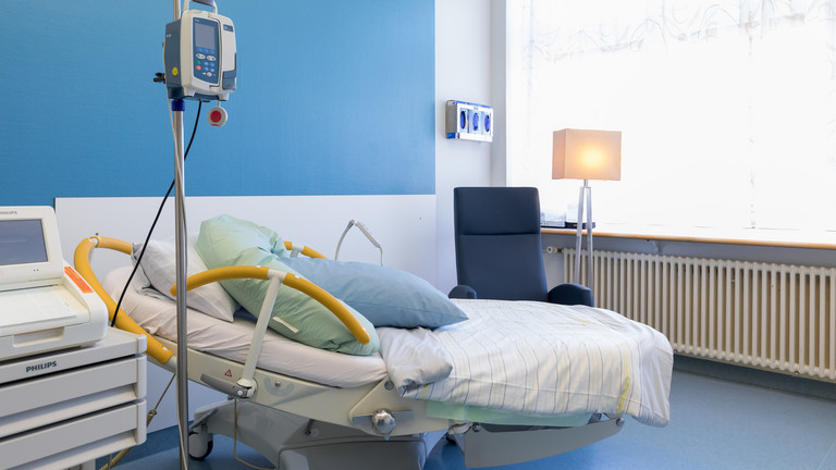 Ein leeres Bett steht in einem Kreißsaal - Evangelisches Amalie Sieveking Krankenhaus Hamburg - Kaiserschnitt