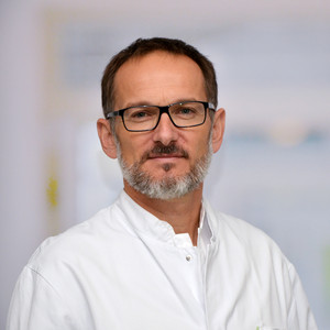 Portraitfoto Dirk Becker, Verantwortlicher Arzt Kompetenzfeld Neurologie, Evangelisches Amalie Sieveking Krankenhaus, Hamburg