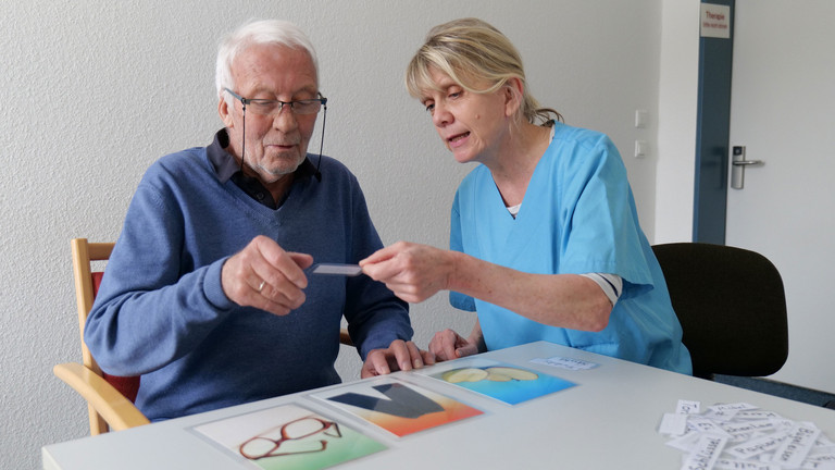 Therapeutin puzzelt mit Patienten Therapeutin puzzelt mit Patienten