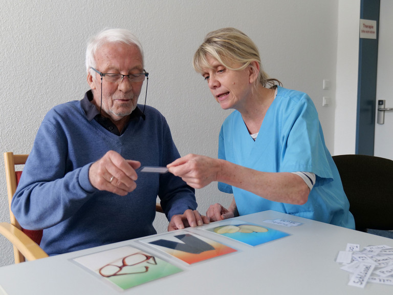 Therapeutin puzzelt mit Patienten Therapeutin puzzelt mit Patienten