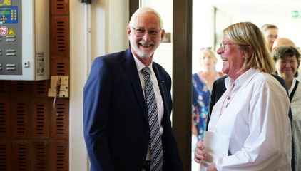 Maike Sellentin im Gespräch mit Dr. Michael Musolf bei dessen Verabschiedung in den Ruhestand, Chefarzt der Klinik für Geriatrie und Physikalische Medizin im Evangelischen Amalie Sieveking Krankenhaus