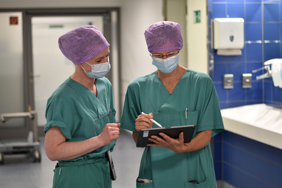 Zwei medizinische Fachkräfte stehen im OP und schauen auf ein Klemmbrett, Narkosegespräch vor der OP, Anästhesiologie und Intensivmedizin, Evangelisches Amalie Sieveking Krankenhaus, Hamburg-Volksdorf