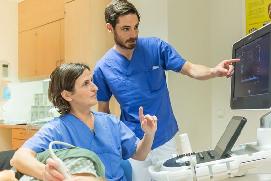 Ärztin begutachtet mit Mitarbeiter das Ultraschallbild eines Patienten - Amalie Sieveking Krankenhaus Hamburg - Sonographie