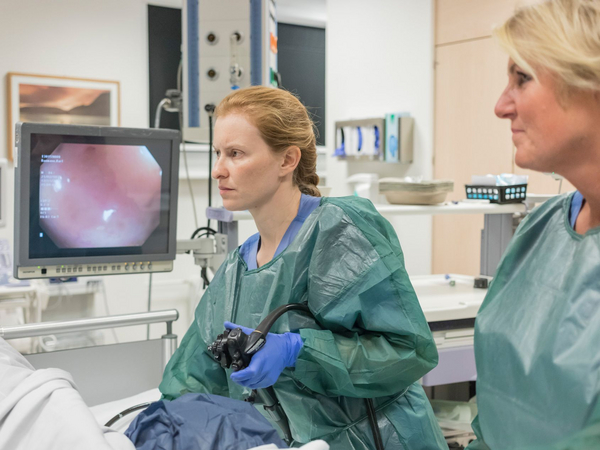 Ärztin führt Endoskopie durch - Allgemeine Innere Medizin und Gastroenterologie - Evangelisches Amalie Sieveking Krankenhaus Hamburg