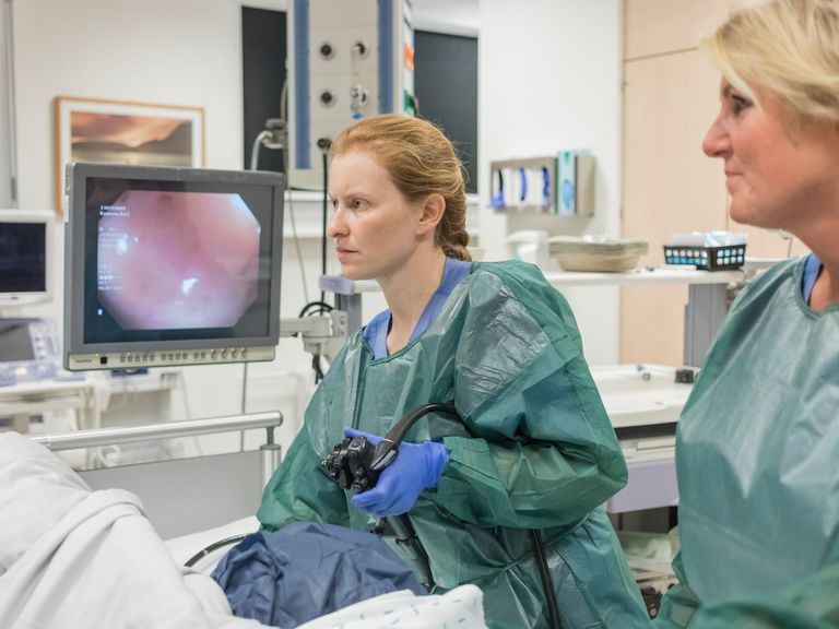 Ärztin führt Endoskopie durch - Amalie Sieveking Krankenhaus - Gastroenterologie