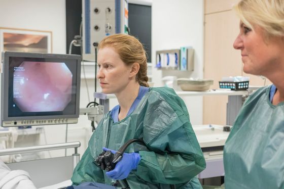 Ärztin führt Endoskopie durch - Amalie Sieveking Krankenhaus Hamburg - Gastroenterologie