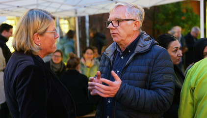 Pflegedirektorin Maike Sellentin im Gespräch bei der Weihnachtsfeier 2025 von Amalie Sieveking Krankenhaus, Residenz am Wiesenkamp, Feierabendhaus Volksdorf und Albertinen Kindertagesstätte Volksdorf auf dem Gesundheitscampus Volksdorf in Hamburg Pflegedirektorin Maike Sellentin im Gespräch bei der Weihnachtsfeier 2025 von Amalie Sieveking Krankenhaus, Residenz am Wiesenkamp, Feierabendhaus Volksdorf und Albertinen Kindertagesstätte Volksdorf auf dem Gesundheitscampus Volksdorf in Hamburg