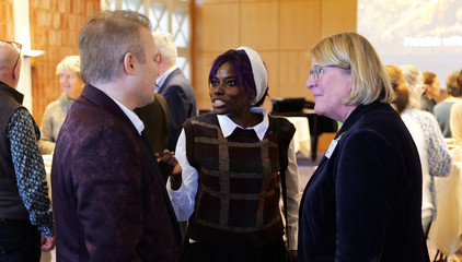 Pflegedirektorin Maike Sellentin unterhält sich mit zwei Teilnehmenden bei der Weihnachtsfeier 2025 von Amalie Sieveking Krankenhaus, Residenz am Wiesenkamp, Feierabendhaus Volksdorf und Albertinen Kindertagesstätte Volksdorf auf dem Gesundheitscampus Volksdorf in Hamburg Pflegedirektorin Maike Sellentin unterhält sich mit zwei Teilnehmenden bei der Weihnachtsfeier 2025 von Amalie Sieveking Krankenhaus, Residenz am Wiesenkamp, Feierabendhaus Volksdorf und Albertinen Kindertagesstätte Volksdorf auf dem Gesundheitscampus Volksdorf in Hamburg