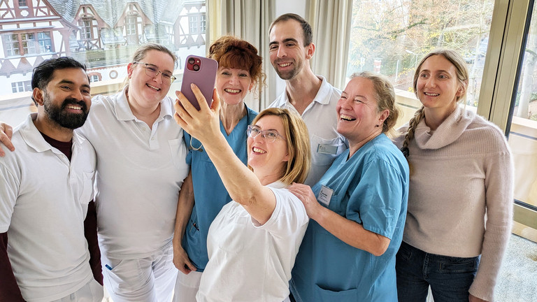 Team vom Immanuel Krankenhaus Berlin macht Selfie