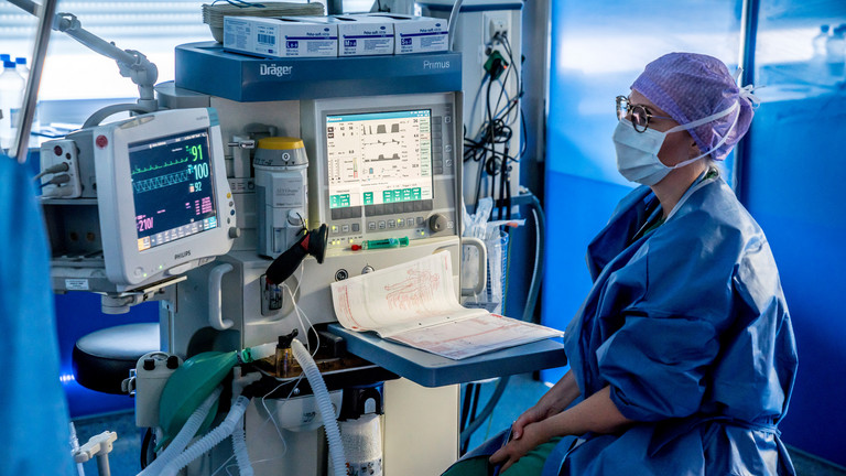 OP-Personal beobachtet Anzeige auf Monitor im OP-Saal - Amalie Sieveking Krankenhaus - Zentral-OP