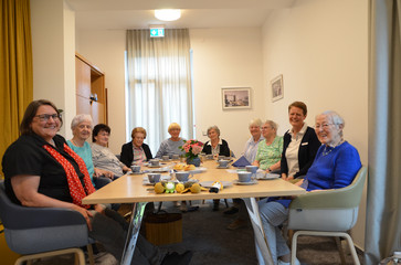 Mitgliederinnen des "Knüddelclubs" sitzen an einem Tisch