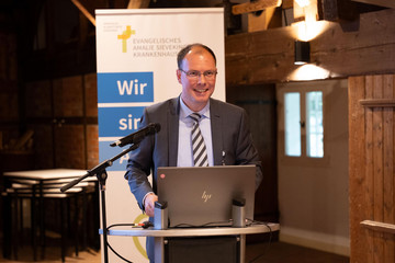 Amalie-Geschäftsführer Andreas Schneider begrüßt die Gäste beim Einführungssymposium für die neue Chefärztin Dr. Saskia Otte.