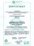 Zertifikat mit Logos und Text für die Erfüllung der Vorgaben des Anforderungskataloges gemäß dem Qualitätssiegel Geriatrie - Version Krankenhaus - der Geri-Zert GmbH für das Evangelische Amalie Sieveking Krankenhaus in Hamburg-Volksdorf.