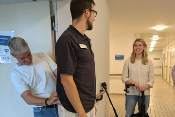 Physiotherapeut Malte Hinrich wird verkabelt - Naturheilkunde Berlin Physiotherapeut Malte Hinrich wird verkabelt - Naturheilkunde Berlin