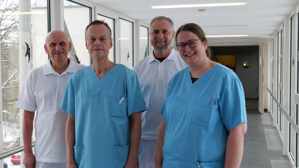 Das Leitungsteam des Amalie Alterstraumazentrum in Dienstkleidung blickt in die Kamera