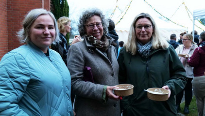 Drei Gäste blicken in die Kamera und halten in Schalen verpacktes Essen in der Hand bei der Weihnachtsfeier 2025 von Amalie Sieveking Krankenhaus, Residenz am Wiesenkamp, Feierabendhaus Volksdorf und Albertinen Kindertagesstätte Volksdorf auf dem Gesundheitscampus Volksdorf in Hamburg Drei Gäste blicken in die Kamera und halten in Schalen verpacktes Essen in der Hand bei der Weihnachtsfeier 2025 von Amalie Sieveking Krankenhaus, Residenz am Wiesenkamp, Feierabendhaus Volksdorf und Albertinen Kindertagesstätte Volksdorf auf dem Gesundheitscampus Volksdorf in Hamburg