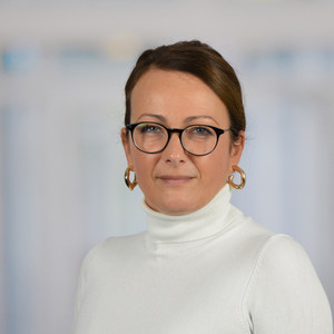 Portraitfoto Katharina Goetz, Sekretariat Geriatrie und Physikalische Medizin, Sekretariat Urogynäkologie, Evangelisches Amalie Sieveking Krankenhaus, Hamburg-Volksdorf