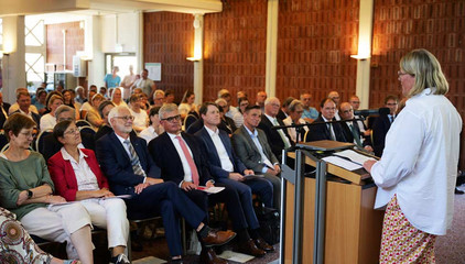 Maike Sellentin bei ihrer Rede zur Verabschiedung Dr. Michael Musolf in den Ruhestand, Chefarzt der Klinik für Geriatrie und Physikalische Medizin im Evangelischen Amalie Sieveking Krankenhaus