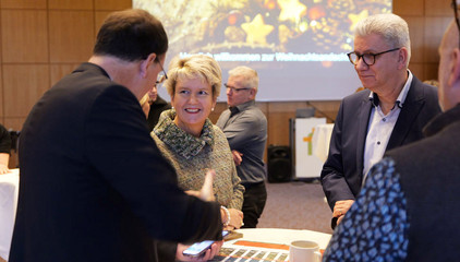 Sabine Pfeifer von der Stiftung Zukunft Amalie unterhält sich an einem Tisch mit Gästen bei der Weihnachtsfeier 2025 von Amalie Sieveking Krankenhaus, Residenz am Wiesenkamp, Feierabendhaus Volksdorf und Albertinen Kindertagesstätte Volksdorf auf dem Gesundheitscampus Volksdorf in Hamburg Sabine Pfeifer von der Stiftung Zukunft Amalie unterhält sich an einem Tisch mit Gästen bei der Weihnachtsfeier 2025 von Amalie Sieveking Krankenhaus, Residenz am Wiesenkamp, Feierabendhaus Volksdorf und Albertinen Kindertagesstätte Volksdorf auf dem Gesundheitscampus Volksdorf in Hamburg