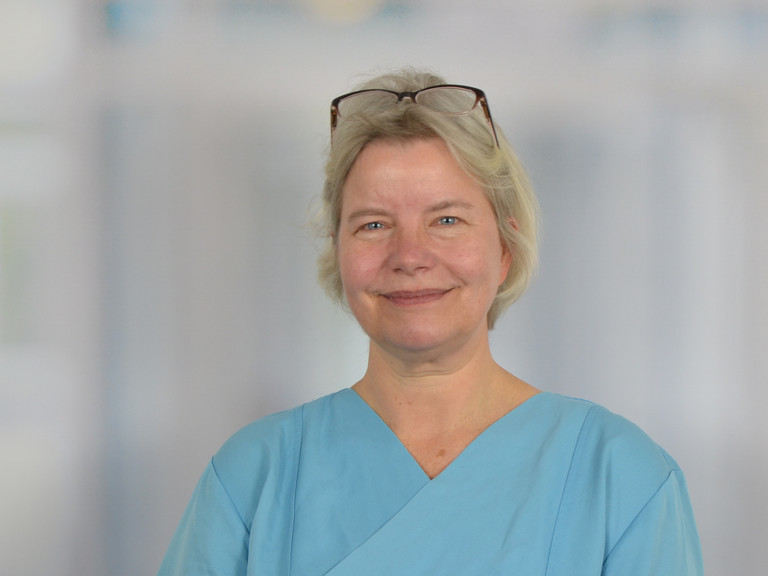 Portraitfoto Nina Böhm, Leitende Oberärztin Kreißsaal, Klinik für Gynäkologie und Geburtshilfe, Amalie Sieveking Krankenhaus