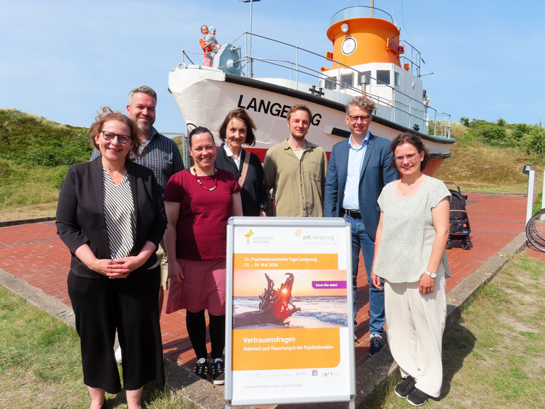 Marion Rehm, Martin Hirche, Edith Fauser-Unger, Carola Bindt, Timo Sauer, Sönke Arlt, Christina Bossauer (v.l.) beim Abschluss Psychodynamische Tage Langeoog 2025