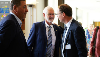 Andreas Schneider im Gespräch mit Dr. Michael Musolf bei dessen Verabschiedung in den Ruhestand, Chefarzt der Klinik für Geriatrie und Physikalische Medizin im Evangelischen Amalie Sieveking Krankenhaus