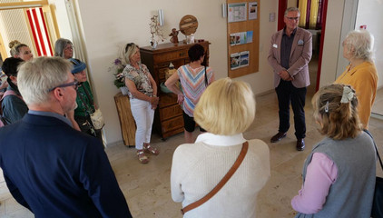  Eine Gruppe bei einer Führung durch das Hospiz am Tag der Begegnungen des Albertinen Hospiz Norderstedt